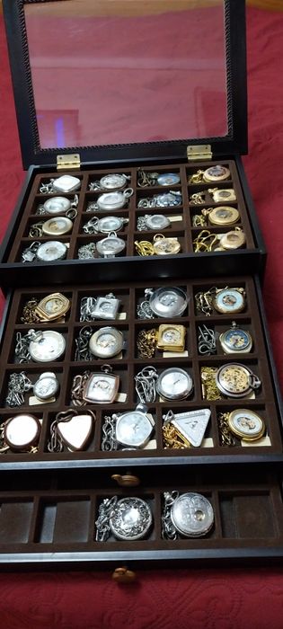 Coleção de relógios de bolso novos todos a corda, em expositor de made