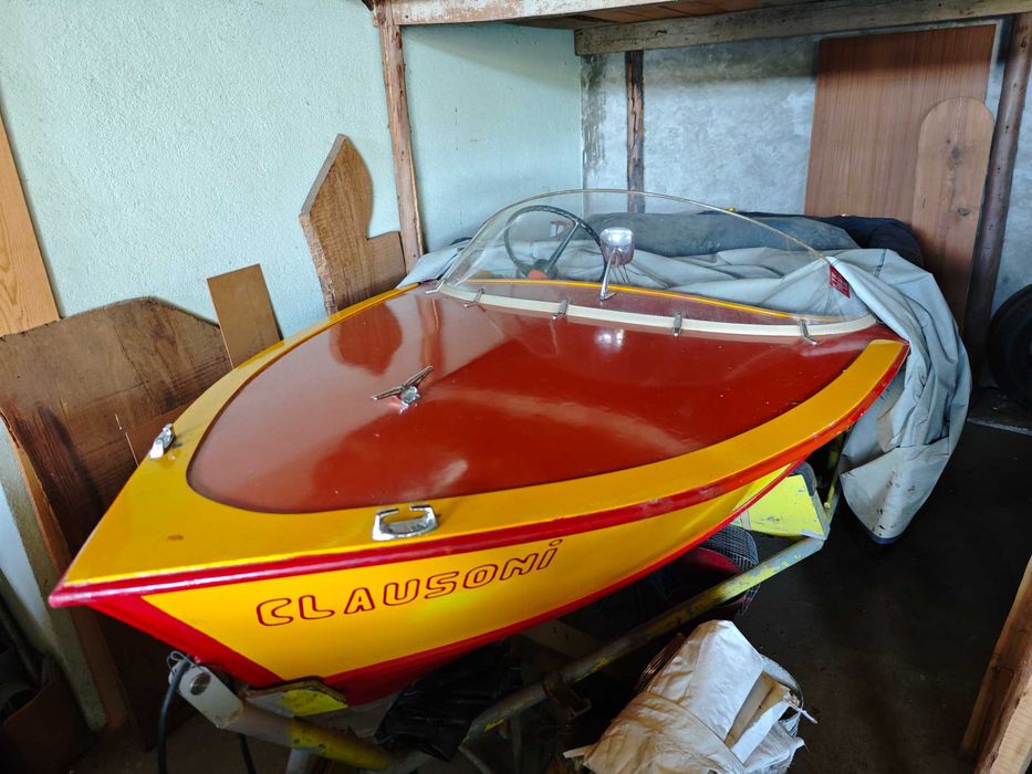 vendo barco de madeira, muito bem construído pelo próprio dono, com motor "mercury" de 35 cv e atrelado.