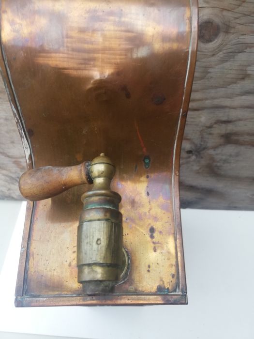 Pojemnik miedziany na wodę z kranikiem