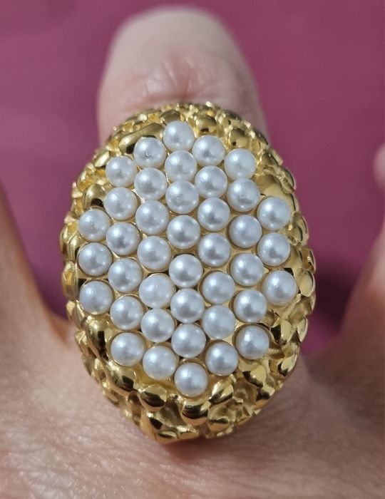 Anel dourado, em aço, com várias micropérolas por cima. T17/18
