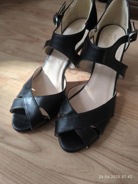 Sandały na obcasie 38 nowe