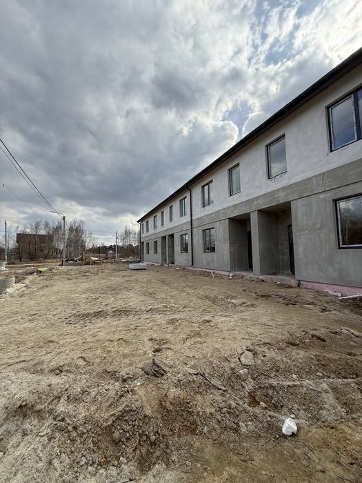 Таунхаус в Ворзелі зі своім закритим переднім двориком, газ!