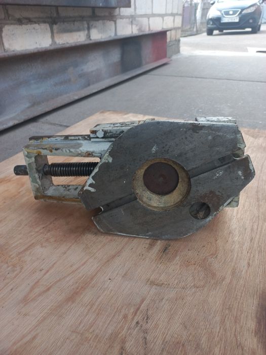 Тіски  станочні .