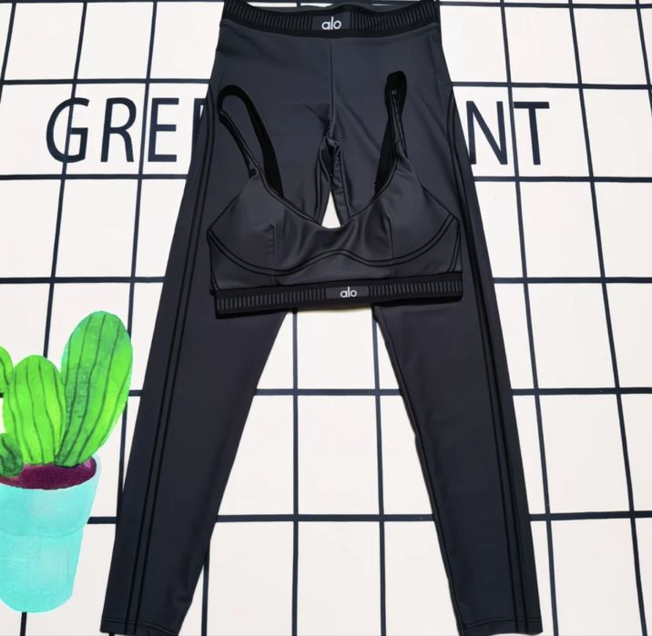 Костюм для тренувань alo yoga