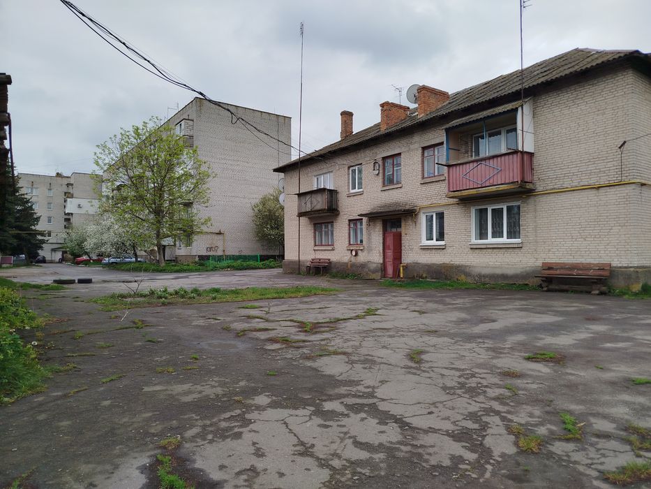 Фасадна квартира  в селищі Романів з автономним опаленням під бізнес або житло
