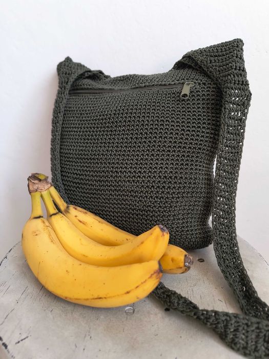 Torebka à la pleciona, na ramię, z długim uchem, ciemnozielona