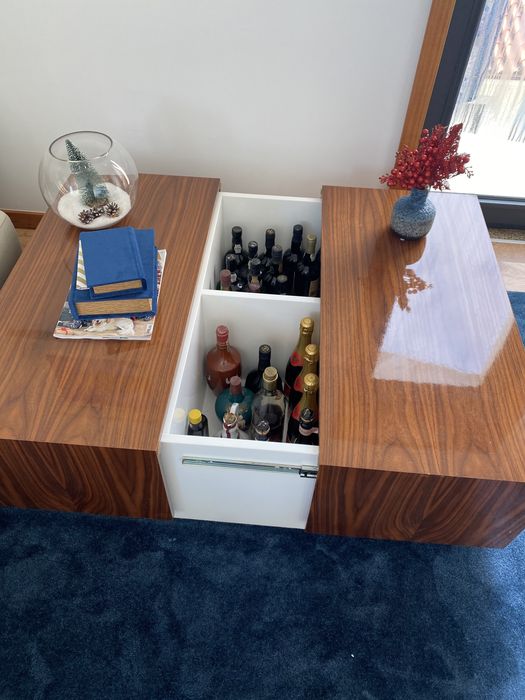 Vendo mesa de centro com garrafeira