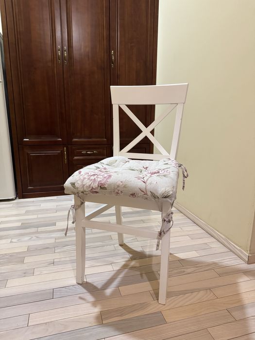 Стілець із дерева білий