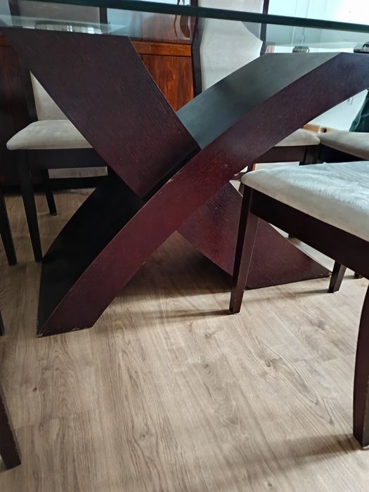 Conjunto de mesa e cadeiras em bom estado