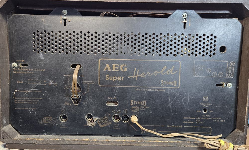 Rádio antigo reparado AEG