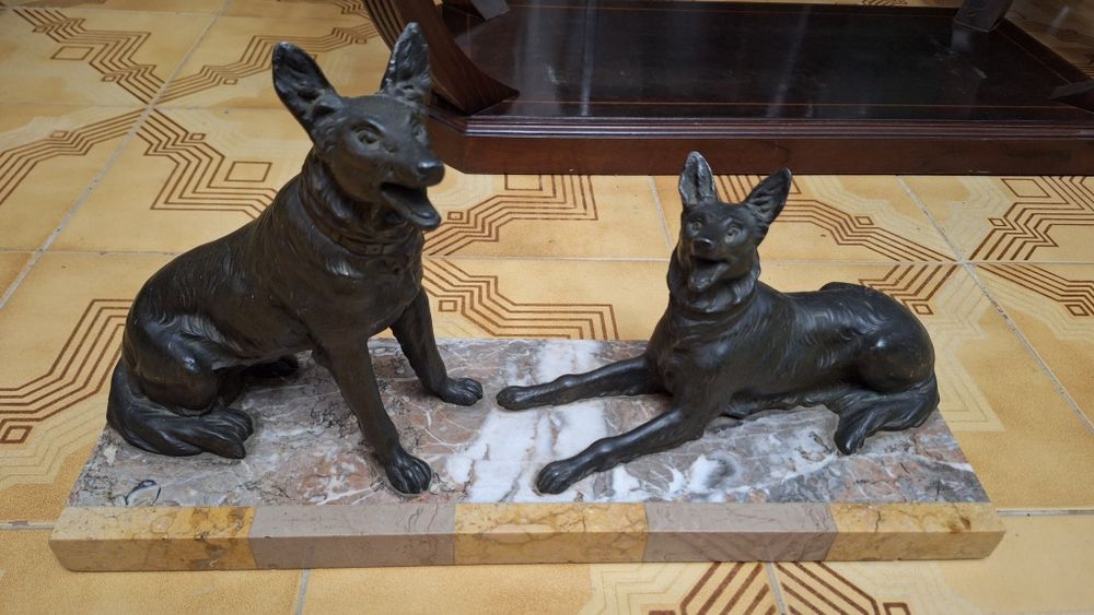 Estátua cães base mármore