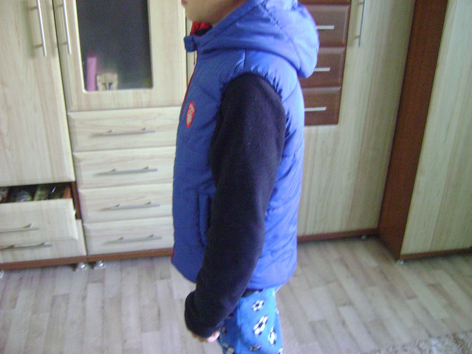 детская жилетка безрукавка на 6-8 лет (128) синтепон не сбивается