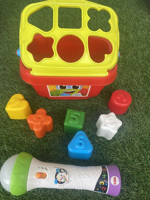 Microfone com gravação de voz Fisher Price e Form Sorter