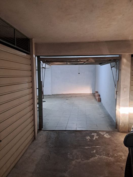 Alugo garagem  espacosa