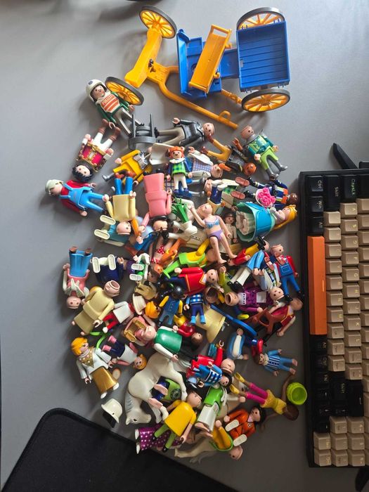 Wielki zestaw Playmobil – ponad 40 figurek, konie, powóz i akcesoria