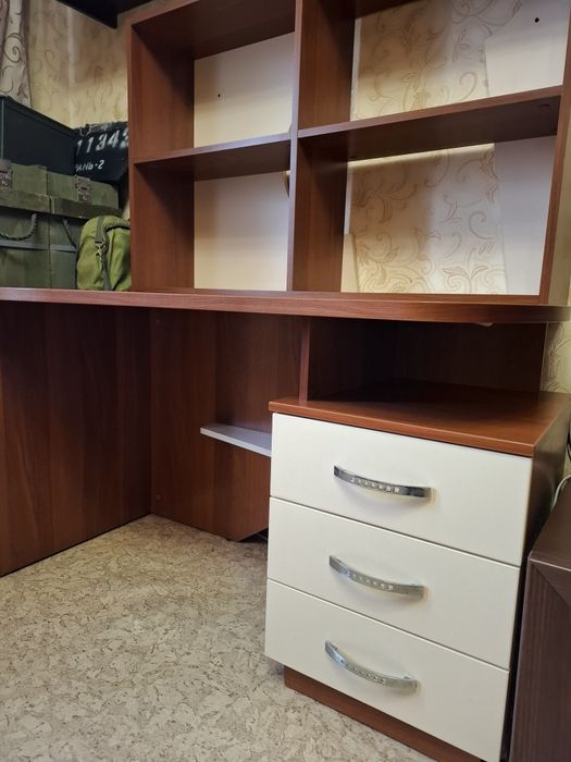 Стіл письмовий. Стол письменный