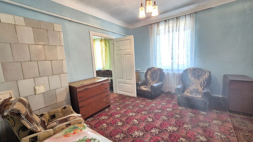 Частина будинку біля озера