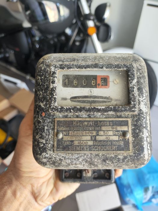 Contador de eletricidade antigo