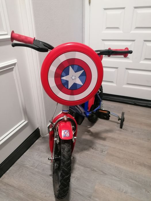 Bicicleta do Capitão América com rodas de apoio - como nova!
