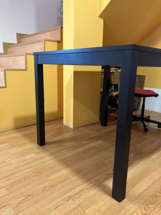 Mesa quadrada e alta preta IKEA