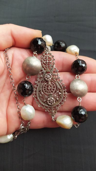 Vários colares e pulseiras em prata