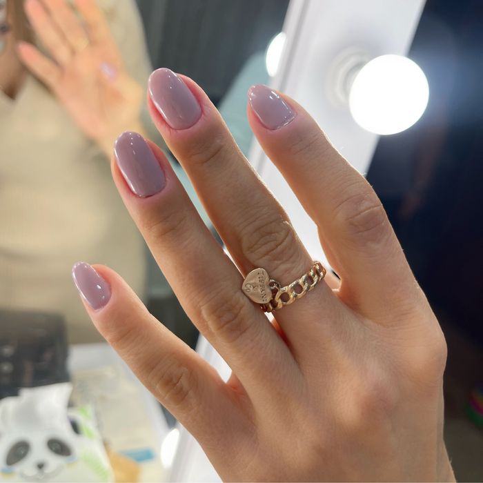 Манікюр, педикюр / Брови, корекція, фарбування та ламінування