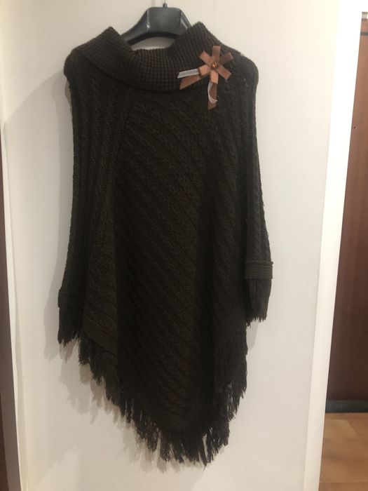 Duas peças Poncho castanho e vestido preto de malha