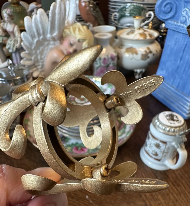 Świecznik z 1995r szklany na nóżkach dekoracja 1075