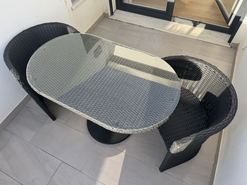 Conjunto mesa com tampo de vidro e duas cadeiras de jardim/exterior