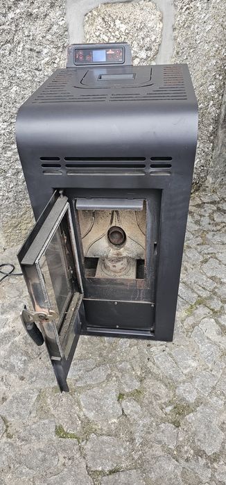 Salamandra a pellets em bom estado da marca Bronpi, com comando