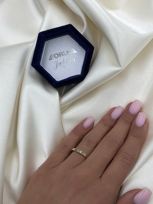 Pierścionek zaręczynowy z diamentem
