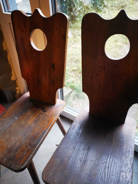 Stare drewniane krzesła