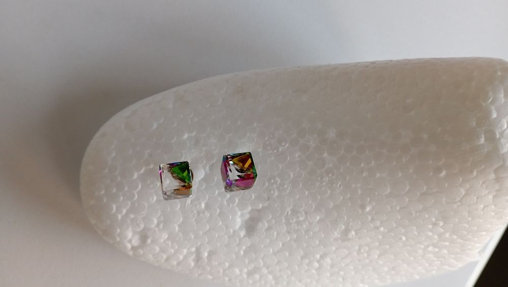 Brincos transparentes com várias tonalidades
