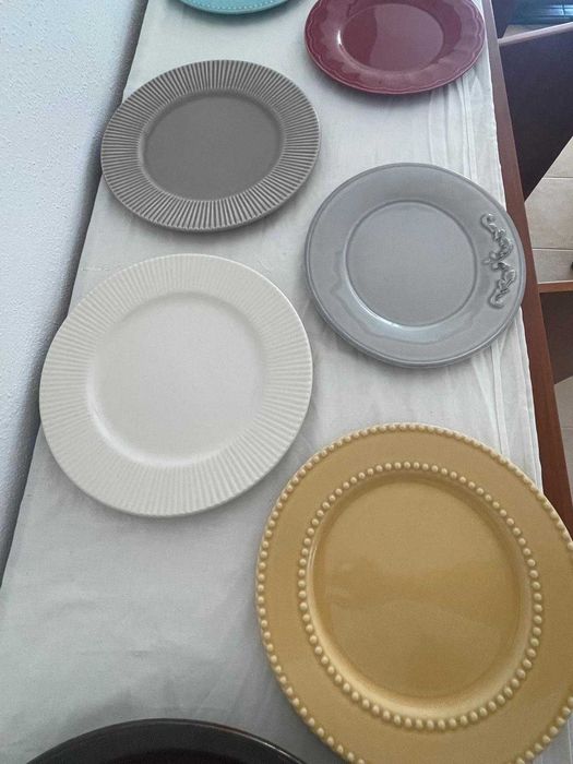 Conjunto de pratos e travessas de servir elegantes e variados