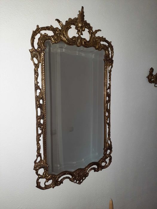 Conjunto de latão: espelho, guarda-roupa, mesinha