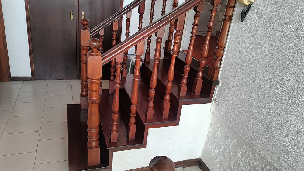 Balaustres em mogno maciço
