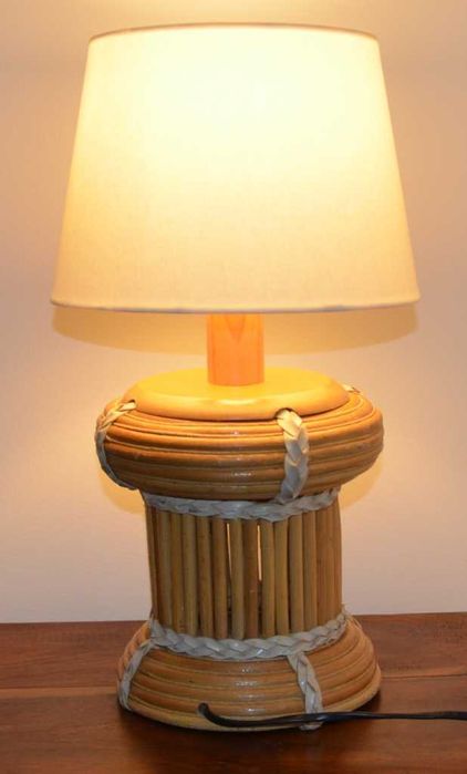 Candeeiro eléctrico de mesa em madeira e verga