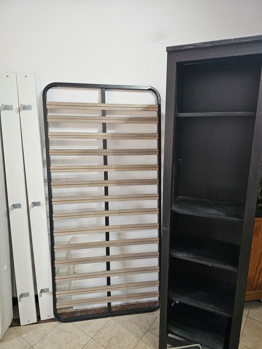 Cama e móvel de quarto