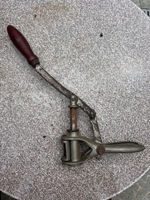 Rolhadora Manual Antiga de Alavanca – Vinicultura / Engenho de Enrolhar Garrafas