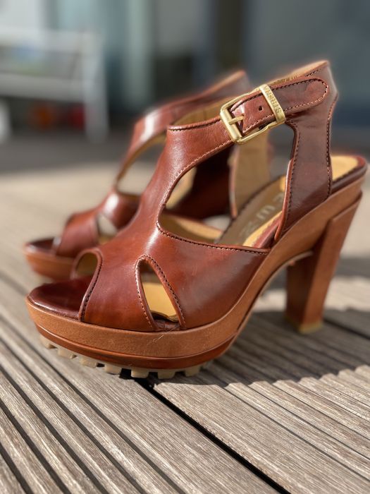 Sandalias pele castanha Strena