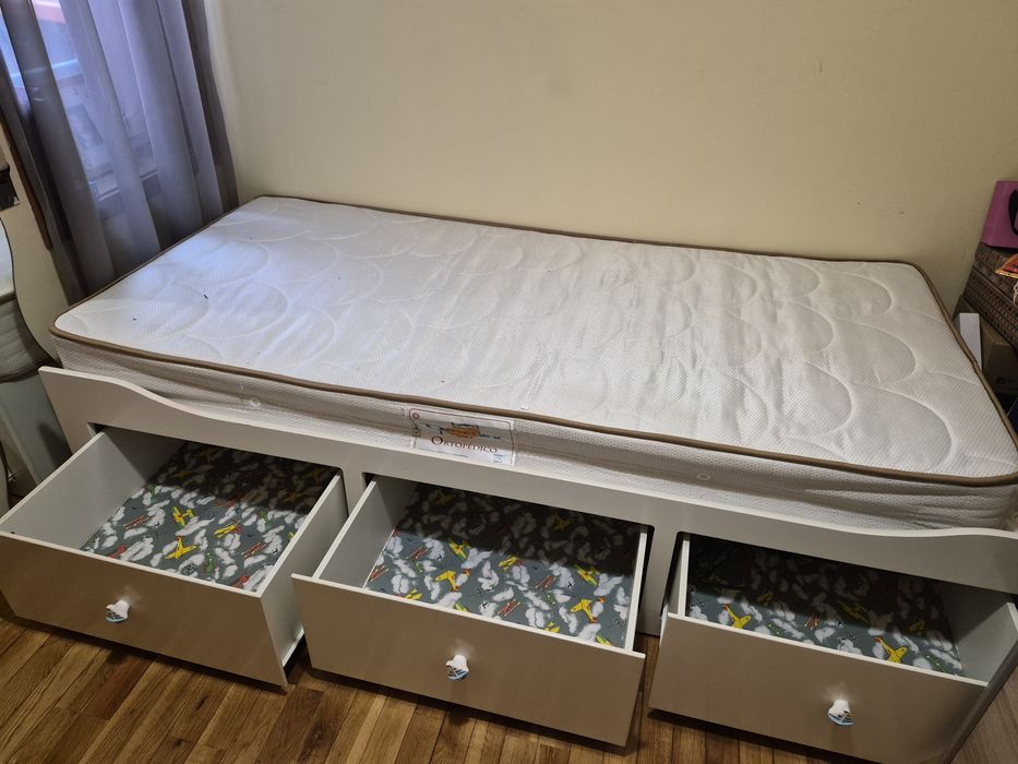 Cama ikea com gavetas e colchao de solteiro