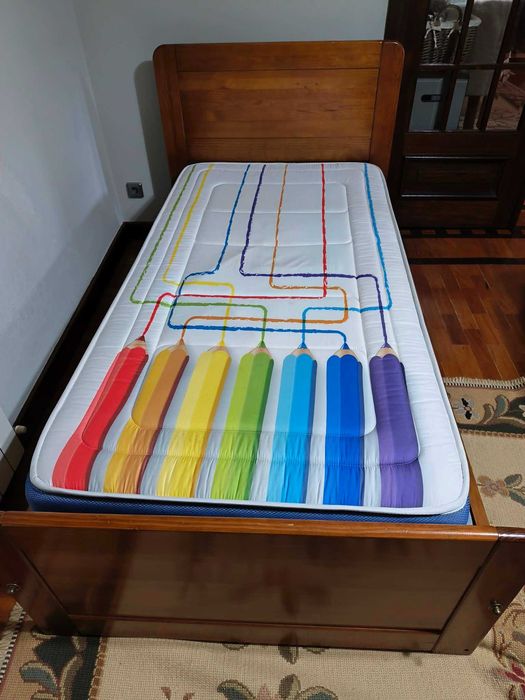 Cama com estrado e colchão