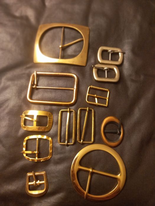 Lote de várias fivelas  em metal e em massa.