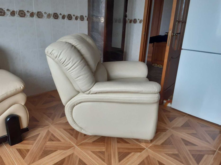 Крісло шкіряне, нове.