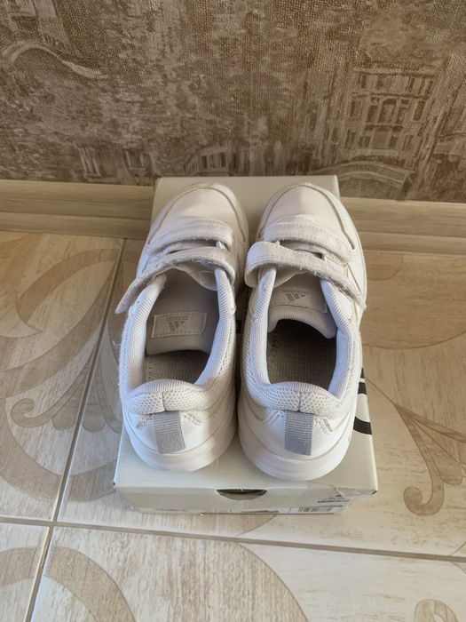 Кросівки Adidas. Розмір 33,34