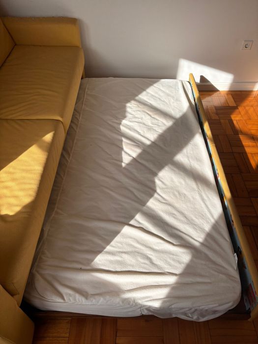 Sofá-cama amarelo