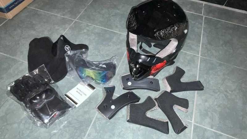 kask motocrossowy z akcesoriami