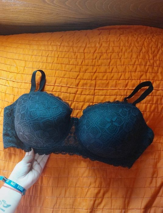 Soutien intimissimi 38E ou 38DD.  ( EU: 85E, FR:95E). Em renda
