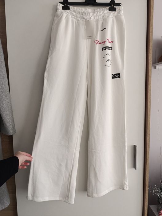 Reserved rozmiar 40 L białe spodnie dresowe z szerokimi nogawkami