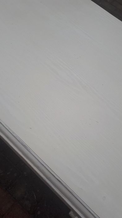 Drewniany stół w dobrym stanie